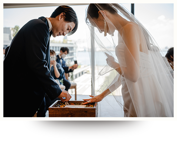 新郎新婦様もお花を入れます